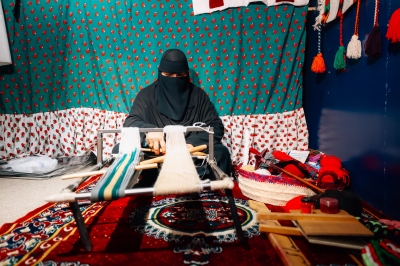 غزل الصوف.. حرفة تنسج ذاكرة المكان والإنسان