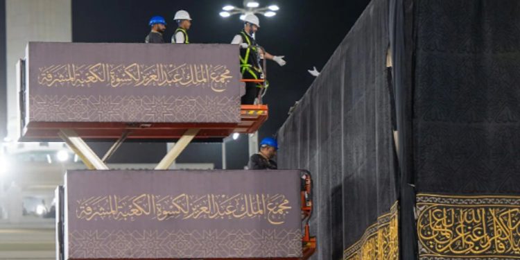 في 3 ساعات.. إتقانٌ يختصر الزمن خلال مراسم تغيير كسوة الكعبة المشرفة لعام 1448هـ