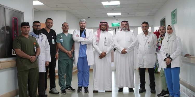 في إجراء نادر ومتقدم.. "طبية مكة" تنجح في استئصال كليتين متضخمتين وزراعة كلية استباقية عبر فتحة جراحية موحدة