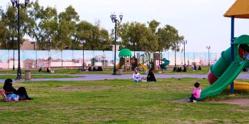 متنزهات وحدائق محافظة طريف تستقبل زوارها وسط أجواء معتدلة في إجازة الصيف