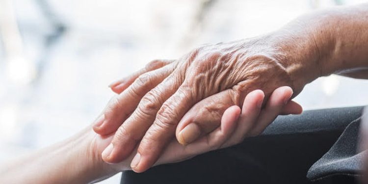 مختصات يوضحن لـ«عاجل» أبرز مظاهر إساءة معاملة كبار السن وآثارها عليهم