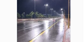 مشهد طبيعي خلاب.. أمطار الصيف تزين العقيق والبرق يضيء السماء