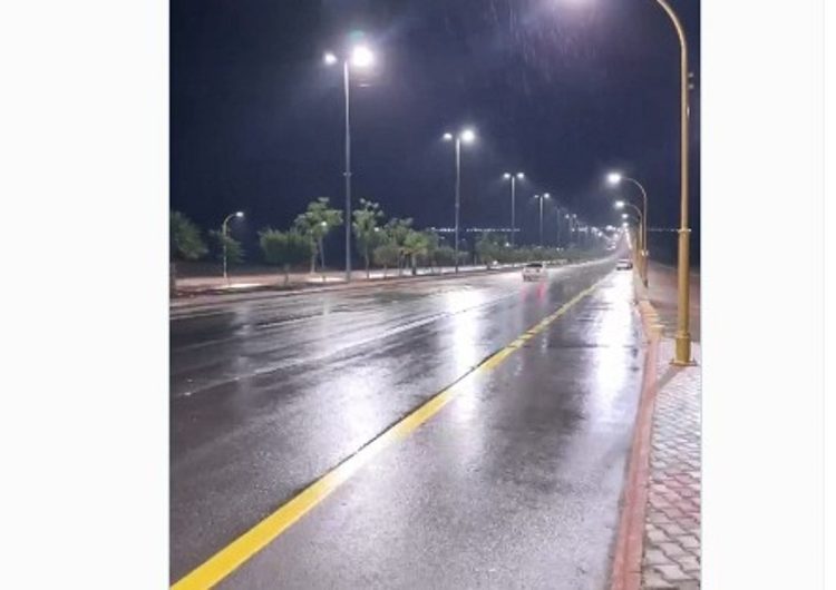 مشهد طبيعي خلاب.. أمطار الصيف تزين العقيق والبرق يضيء السماء