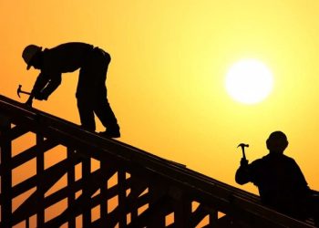 مع تطبيقه اليوم.. تفاصيل قرار حظر العمل تحت أشعة الشمس