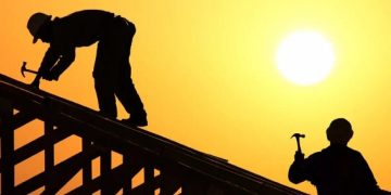 مع تطبيقه اليوم.. تفاصيل قرار حظر العمل تحت أشعة الشمس