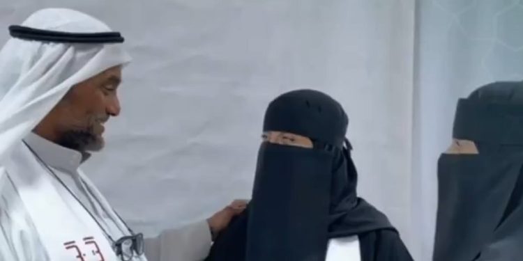 منذ 44 عاماً.. أب يتطوع لخدمة الحجاج وأبناؤه يكملون المسيرة