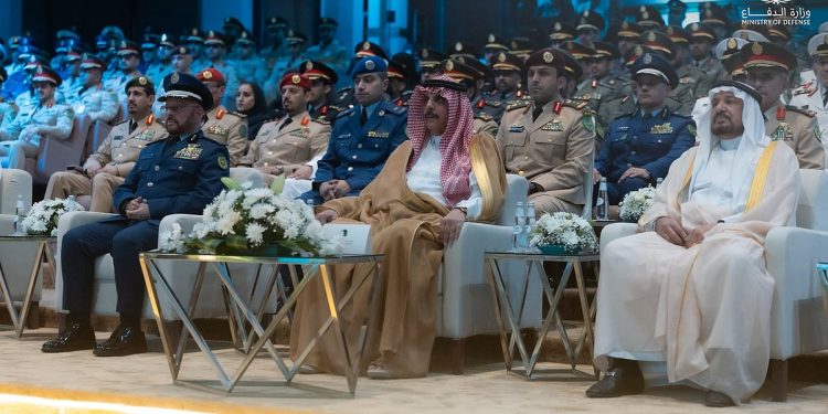 نائب وزير الدفاع يرعى حفل تخريج دارسي جامعة الدفاع الوطني