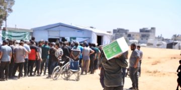 وجبات وسلال غذائية سعودية لدعم أهالي غزة