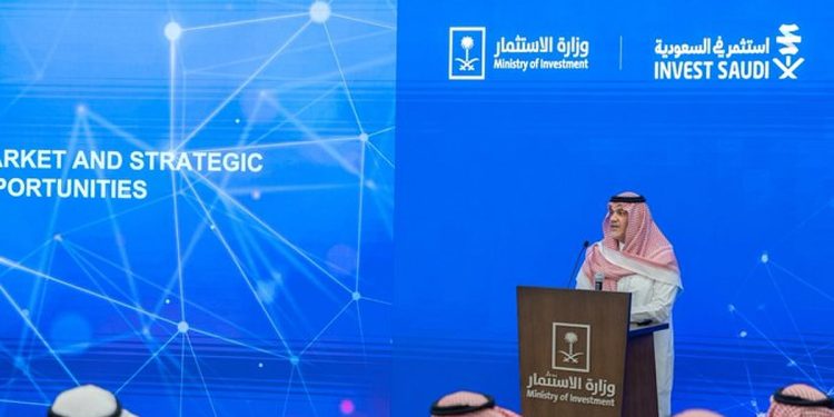 وزارتا «الاستثمار» و«الاتصالات» تناقشان مع القطاع الخاص فرص الاستثمار في الذكاء الاصطناعي