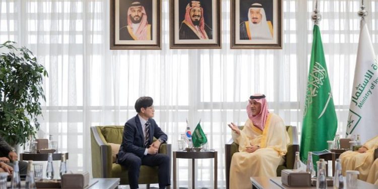 وزير الاستثمار يبحث فرص التعاون في القطاعات ذات الأولوية مع الجانب الكوري