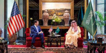وزير الخارجية يبحث التطورات الإقليمية والدولية مع نظيره الأمريكي