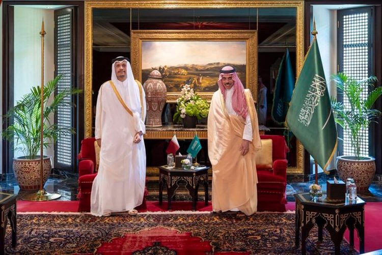 وزير الخارجية يبحث المستجدات الإقليمية مع نظيريه في قطر وسلطنة عمان 