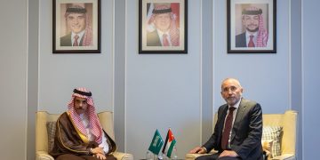 وزير الخارجية يبحث تطورات الأوضاع في المنطقة مع نظيره الأردني 