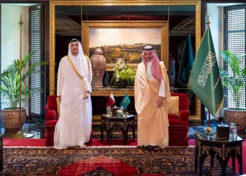 وزير الخارجية يلتقي نظيره القطري في المنامة ويبحثان آخر المستجدات الإقليمية
