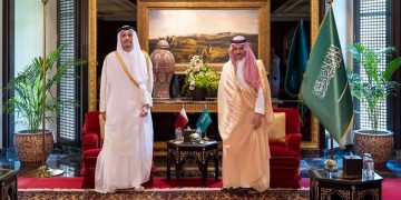 وزير الخارجية يلتقي نظيره القطري في المنامة ويبحثان آخر المستجدات الإقليمية