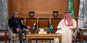 وزير الداخلية يبحث مع نظيره الباكستاني تعزيز التعاون