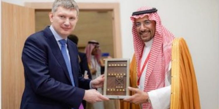 وزير الصناعة يبحث تعزيز الشراكات الاقتصادية والاستثمارات المشتركة مع الجانب الروسي