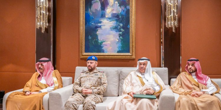 وزير الدفاع يلتقي نظيره الكندي