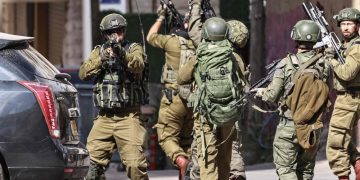اختناق فلسطينيين بالغاز خلال اقتحام إسرائيلي لمنزل في المغير