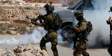 5 فلسطينيين يُصابون برصاص الاحتلال الإسرائيلي وسط غزة وشمالها