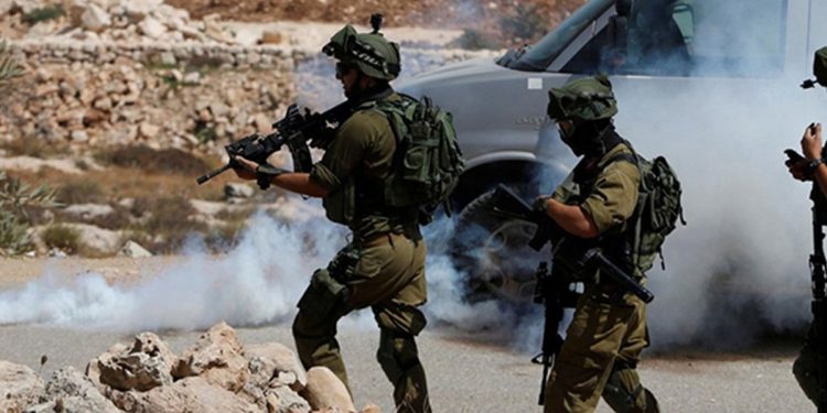 5 فلسطينيين يُصابون برصاص الاحتلال الإسرائيلي وسط غزة وشمالها