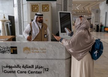 هيئة الحرمين توزّع المظلات لتخفيف الحرارة عن ضيوف الرحمن في المسجد الحرام