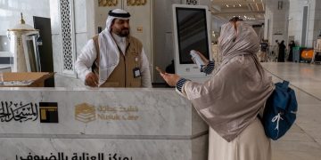 هيئة الحرمين توزّع المظلات لتخفيف الحرارة عن ضيوف الرحمن في المسجد الحرام