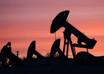 النفط يسجل مكاسب أسبوعية 6% وسط مخاوف إمدادات مضيق هرمز
