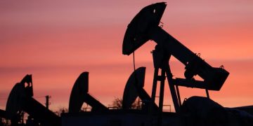 النفط يسجل مكاسب أسبوعية 6% وسط مخاوف إمدادات مضيق هرمز