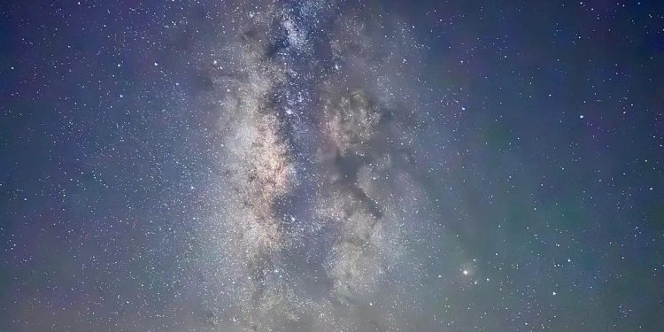ذراع درب التبانة يتألق في سماء رفحاء بمشهد فلكي لافت