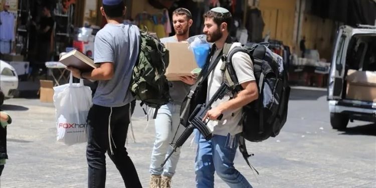 إصابة سبعة فلسطينيين في اعتداء لمستعمرين بالخليل