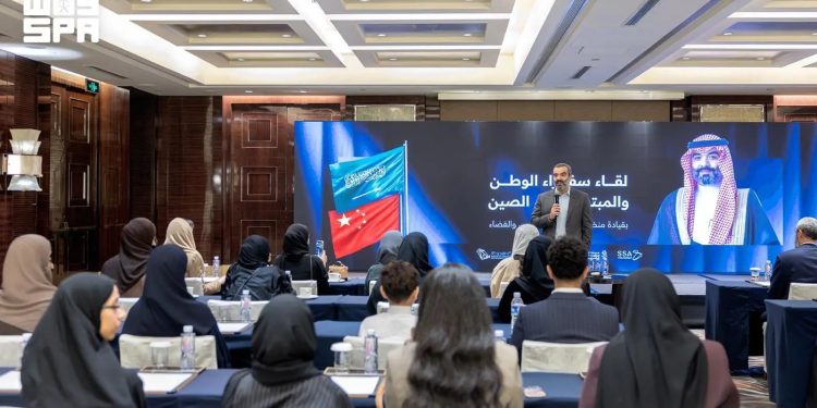 وزير الاتصالات يلتقي المبتعثين السعوديين في الصين لتعزيز الكفاءات الرقمية