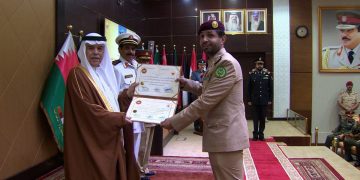 الأمير خالد بن ناصر آل سعود يتخرج من دورة القيادة والأركان المشتركة في البحرين