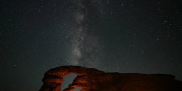 العُلا تستقطب عشاق الفلك صيفاً بتجارب رصد النجوم والتأمل