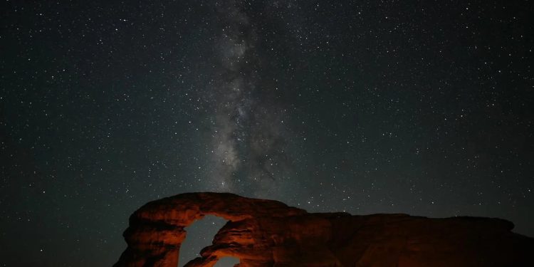 العُلا تستقطب عشاق الفلك صيفاً بتجارب رصد النجوم والتأمل