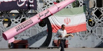 تبادل أمريكي إيراني لضربات مكثفة وإغلاق مضيق هرمز