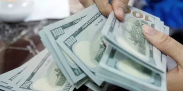 الدولار يتراجع أمام اليوان الصيني في تعاملات اليوم