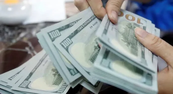الدولار يتراجع أمام اليوان الصيني في تعاملات اليوم