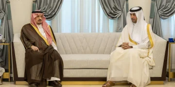 أمير الرياض يزور سفارة قطر ويقدم التعازي في وفاة الأمير السابق الشيخ حمد بن خليفة آل ثاني