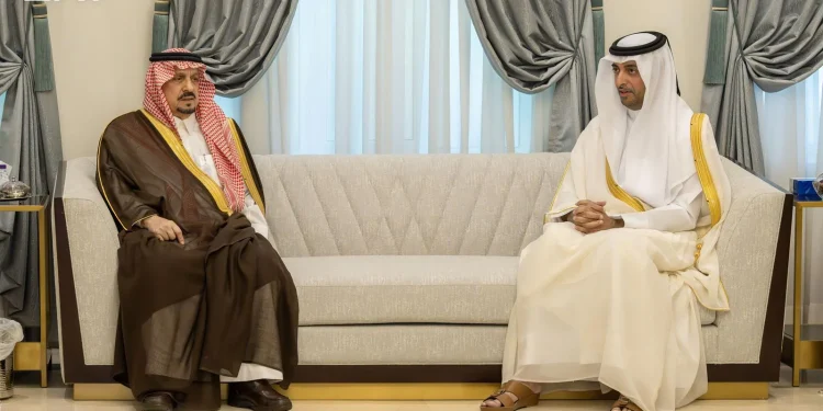 أمير الرياض يزور سفارة قطر ويقدم التعازي في وفاة الأمير السابق الشيخ حمد بن خليفة آل ثاني