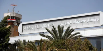 القوات المسلحة اليمنية تستهدف مدرج مطار صنعاء لمنع هبوط طائرة إيرانية