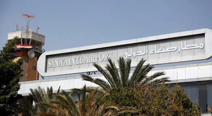 القوات المسلحة اليمنية تستهدف مدرج مطار صنعاء لمنع هبوط طائرة إيرانية