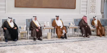 أمير المنطقة الشرقية ينقل تعازي القيادة لأمير قطر في وفاة الشيخ حمد بن خليفة