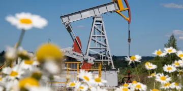 النفط يقفز 9.5% بعد إعادة “ترامب” فرض الحصار البحري على إيران