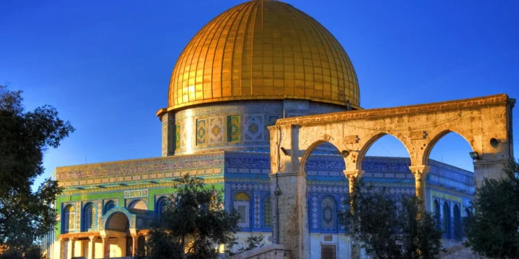الاحتلال يغلق المسجد الأقصى ويعتقل 23 فلسطينياً في الضفة الغربية