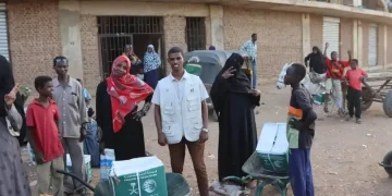 مركز الملك سلمان للإغاثة يُركّب أطرافاً صناعية في بولندا ويوزع آلاف السلال الغذائية في السودان وغزة