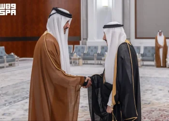 منصور بن متعب ينقل تعازي القيادة لأمير قطر في وفاة الشيخ حمد بن خليفة