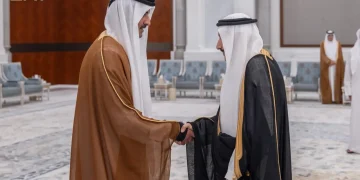 منصور بن متعب ينقل تعازي القيادة لأمير قطر في وفاة الشيخ حمد بن خليفة
