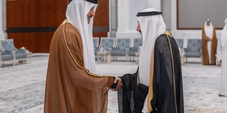 منصور بن متعب ينقل تعازي القيادة لأمير قطر في وفاة الشيخ حمد بن خليفة