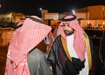 أمير جازان يؤدي الصلاة على وكيل محافظة جزر فرسان ويواسي ذويه